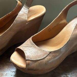 Women’s Korkease wedge heals